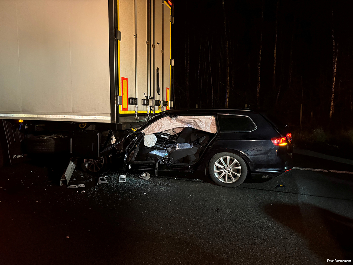 Auto betrokken bij ongeval met vrachtwagen op A1