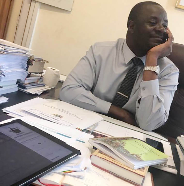 pasinaDambudzo's tweet image. Bet that sekuru &amp;amp; fake presidential spokesperson George Charamba can hook 🪝 you up with a good something to watch 🤣#maPman