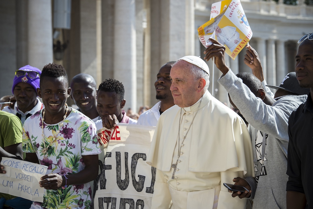 F_Desouche's tweet photo. Le Vatican punit désormais les entrées clandestines sur son territoire jusqu'à 4 ans d'emprisonnement et 25000€ d'amende
https://t.co/18DGSNEPll https://t.co/kCWCZBfFgF