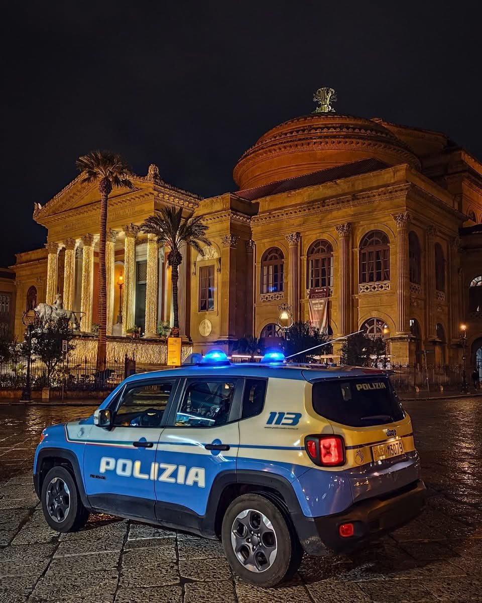 poliziadistato's tweet image. Quanto sono belle le luci del teatro più grande d’Italia, il teatro Massimo di Palermo, specie se affiancate al nostro blu!
#essercisempre #15gennaio