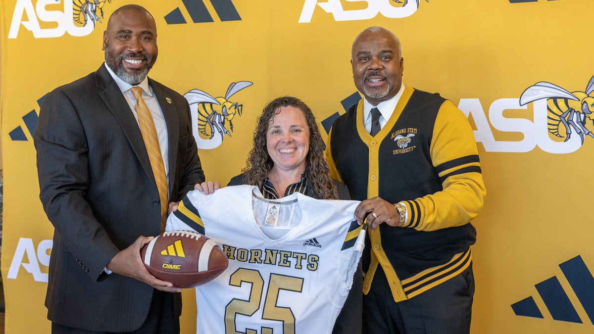 With women's flag football tryouts in full swing, we caught up with Head Coach Jennifer Constuble 🏈

Check out the interview on the Hornet Sports Network ➡️ loom.ly/OAr7bbs

#SWARMAS1