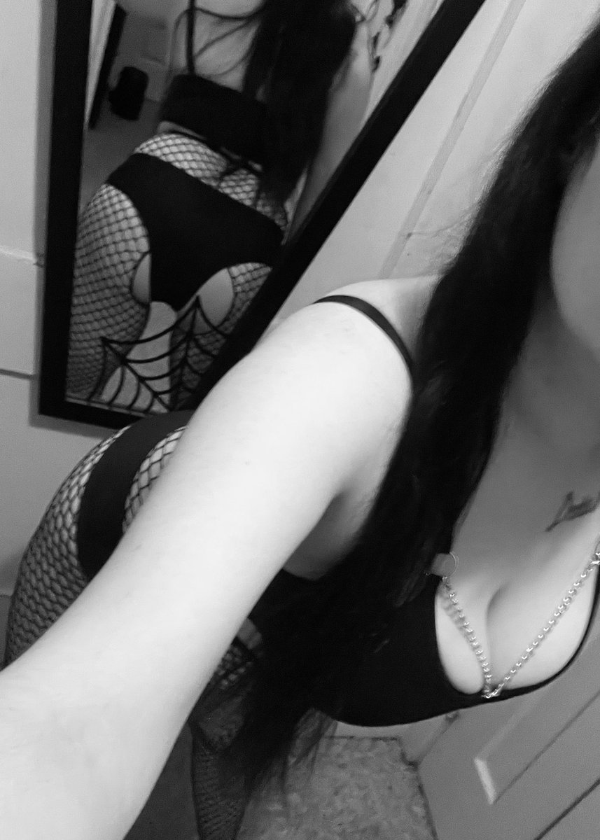 Happy hump day 😜
onlyfans.com/morticiablack