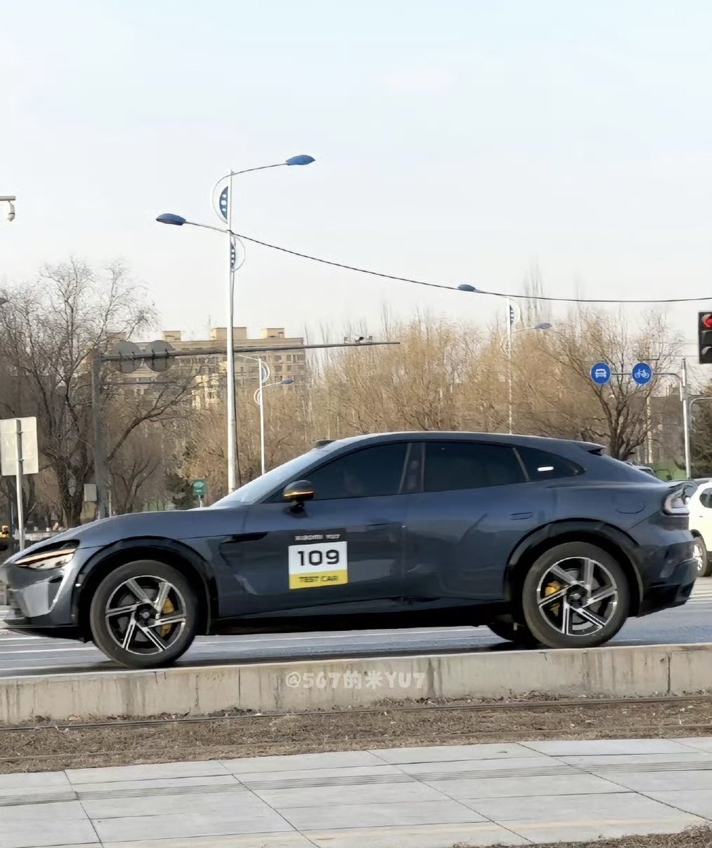 DriveGreen80167's tweet image. Xiaomi YU7 Test Car Spotted! 🚗✨

Xiaomi YU7 test car with plate 109 during road testing. That sleek side profile is turning heads! The more you look, the better it gets — what do you think?

#XiaomiYU7 #ElectricVehicles #TestCar #alwaysbecharging #AutomotiveDesign #SleekStyle