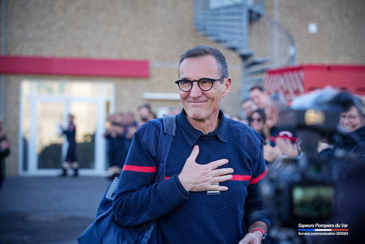 SDIS83's tweet photo. C'est avec beaucoup d'émotions que les agents du Sdis83  ont salué le dernier jour de travail de notre DDA
Après une journée intense pour lui, le nouveau retraité le Colonel Frédéric GOSSE, s'est vu raccompagner par le DDSIS, le CG @grohin_e  à travers une haie d'honneur. https://t.co/JLmUVyy2v9