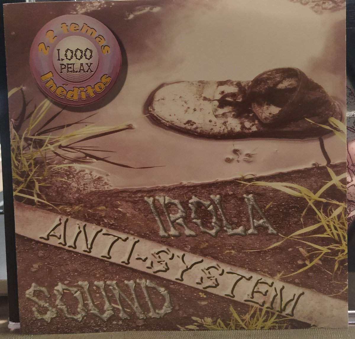 Irola Bilboko Irala auzoan 1986tik airean dagoen irrati libre beteranoa da. 90eko erdian nazioarteko 25 talde bertsioak egiten kaleratu zituzten maketa batean. Eta horrekin irrati libreei buruzko 56 orriko fanzine mamitsua (sarean dago). 2001ean berrargitaratu zuten.
#Cdbildumak