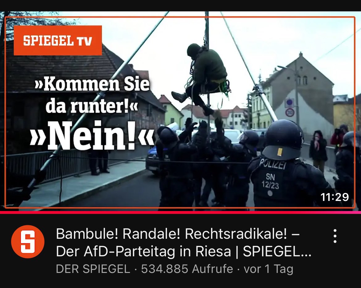 Kann ich nur empfehlen, sehr amüsant und zudem die perfekte Werbung für die AfD.
Unglaublich wie die Antifa, Linksradikale und St. Pauli Fans (antifa Gruppierung) sich selbst zerstören.

Und vielen Dank an die Polizei, dass sie unsere Rechte und Sicherheit schützen.