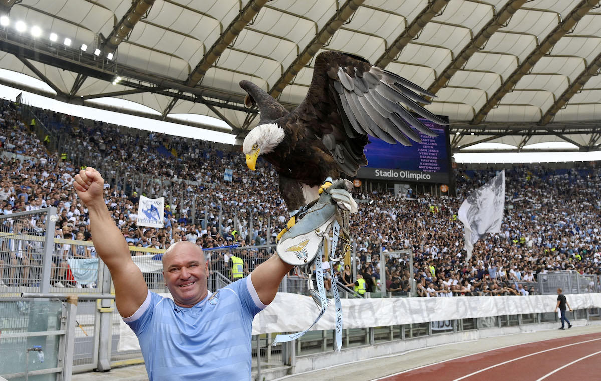 SoyCalcio_'s tweet photo. Nuevo (y sensacional) giro en el caso de Juan Bernabé, el cetrero de la Lazio despedido por enseñar en redes sociales fotos de su prótesis de pene.

Se ha atrincherado en su casa, ubicada en el Centro Deportivo de la Lazio.

“El presidente Lotito ha desatado sobre mí el odio del pueblo de la Lazio. Estoy recibiendo amenazas de muerte. Esto no es vida. No estoy bien, es como si Lotito me tirara una bomba", ha declarado en 'Repubblica'.

Admite su error: "No quería hacer daño a la Lazio. Me equivoqué. Le pedí disculpas y le pedí perdón. Cualquiera que me conozca sabe que soy una persona educada, y antes del lunes también habrá una disculpa pública".

Ha presentado un certificado médico diciendo que la herida de la operación "debe sanar" primero.