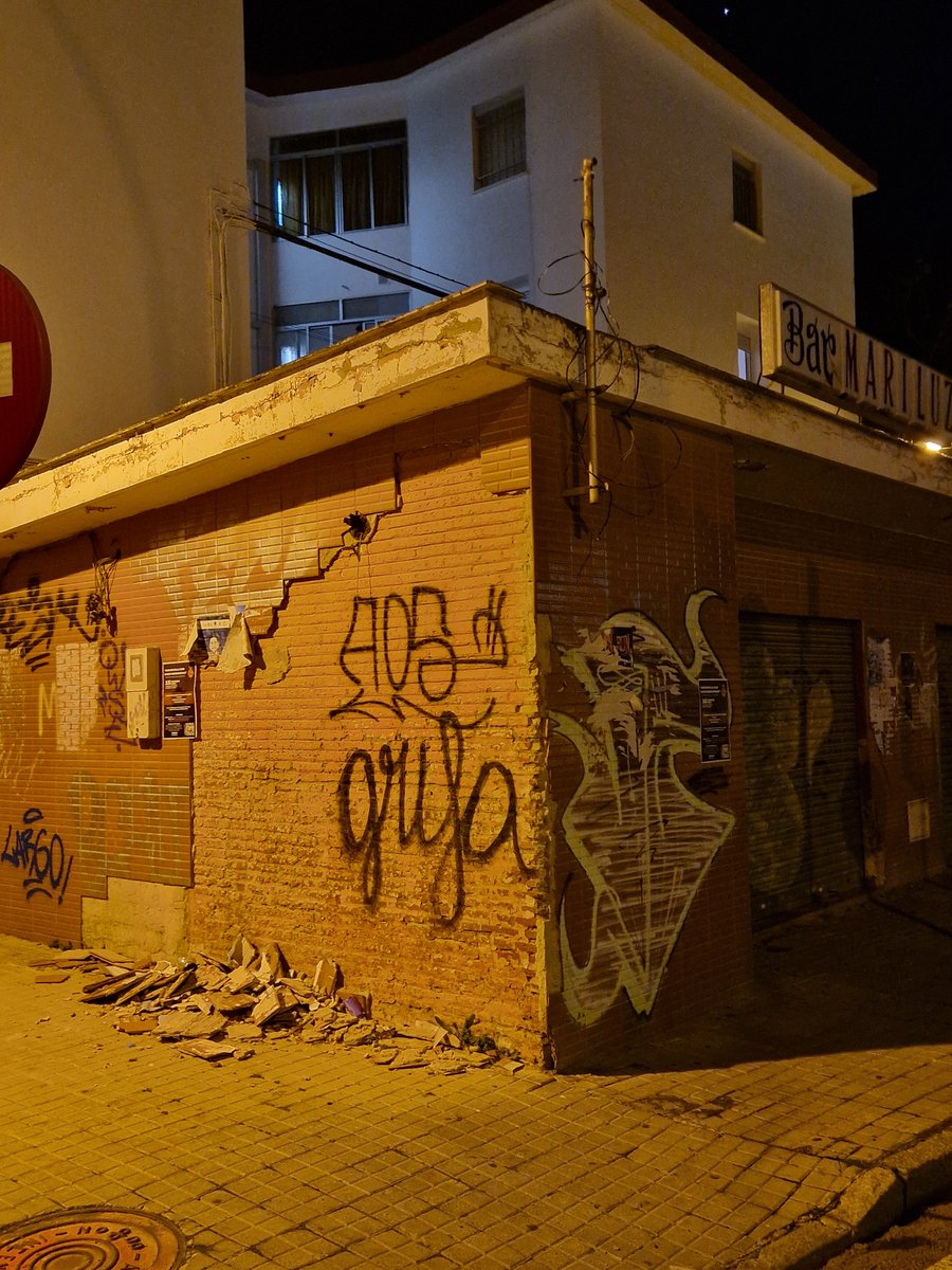 mega_grinch's tweet photo. Declaración de despropósitos en menos de 100 metros, @Dto_Sur #TirodeLinea podemos contemplar, escombros vía publica(lleva meses) calles sin rotular, alcorquesy pavimento destrozados, veladores piratas
Quien empata? @Ayto_Sevilla @blancagastalver @luisgargarcia Algo que decir? https://t.co/81rlFcByjQ
