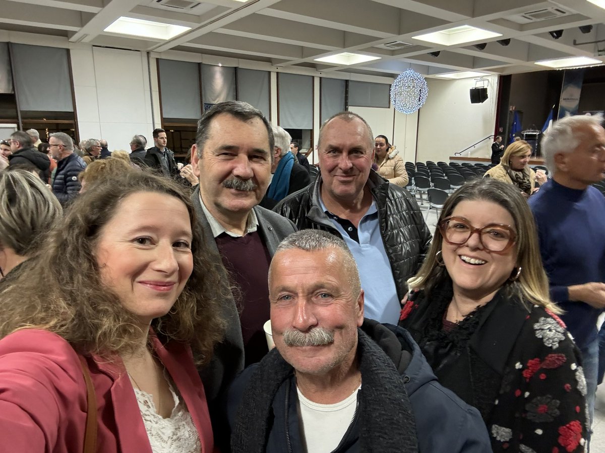 Florelle84's tweet photo. Avec Jean-Claude Ober aux vœux de #Monteux 🎉
Beaucoup d’échanges avec les habitants qui appellent à un changement après 35 ans du règne Christian Gros. 💪
Nos meilleurs vœux à tous les Montiliens et promis on arrive 🤩
#MaProvence
#traditions
#voeux2025
#antidryjanuary https://t.co/xpSd6ROXTi