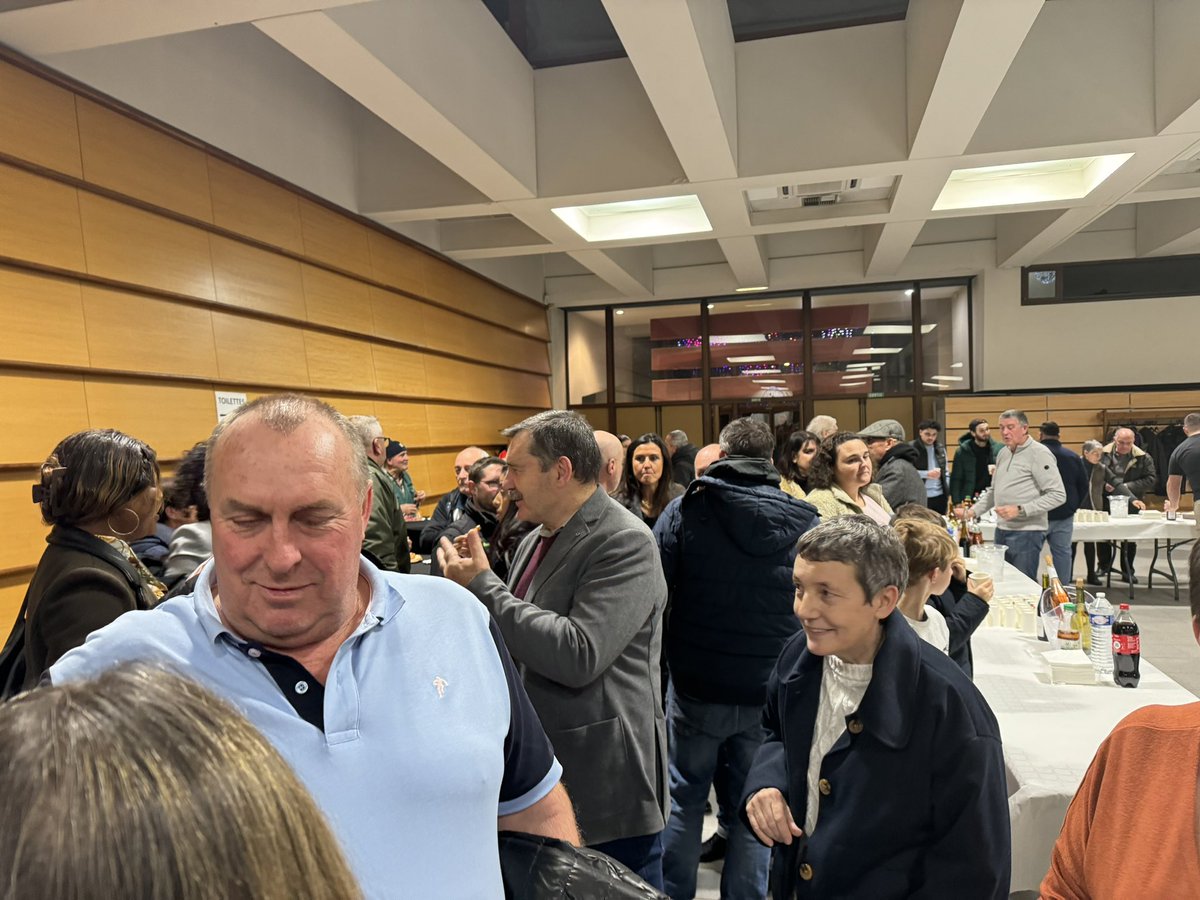 Florelle84's tweet photo. Avec Jean-Claude Ober aux vœux de #Monteux 🎉
Beaucoup d’échanges avec les habitants qui appellent à un changement après 35 ans du règne Christian Gros. 💪
Nos meilleurs vœux à tous les Montiliens et promis on arrive 🤩
#MaProvence
#traditions
#voeux2025
#antidryjanuary https://t.co/xpSd6ROXTi