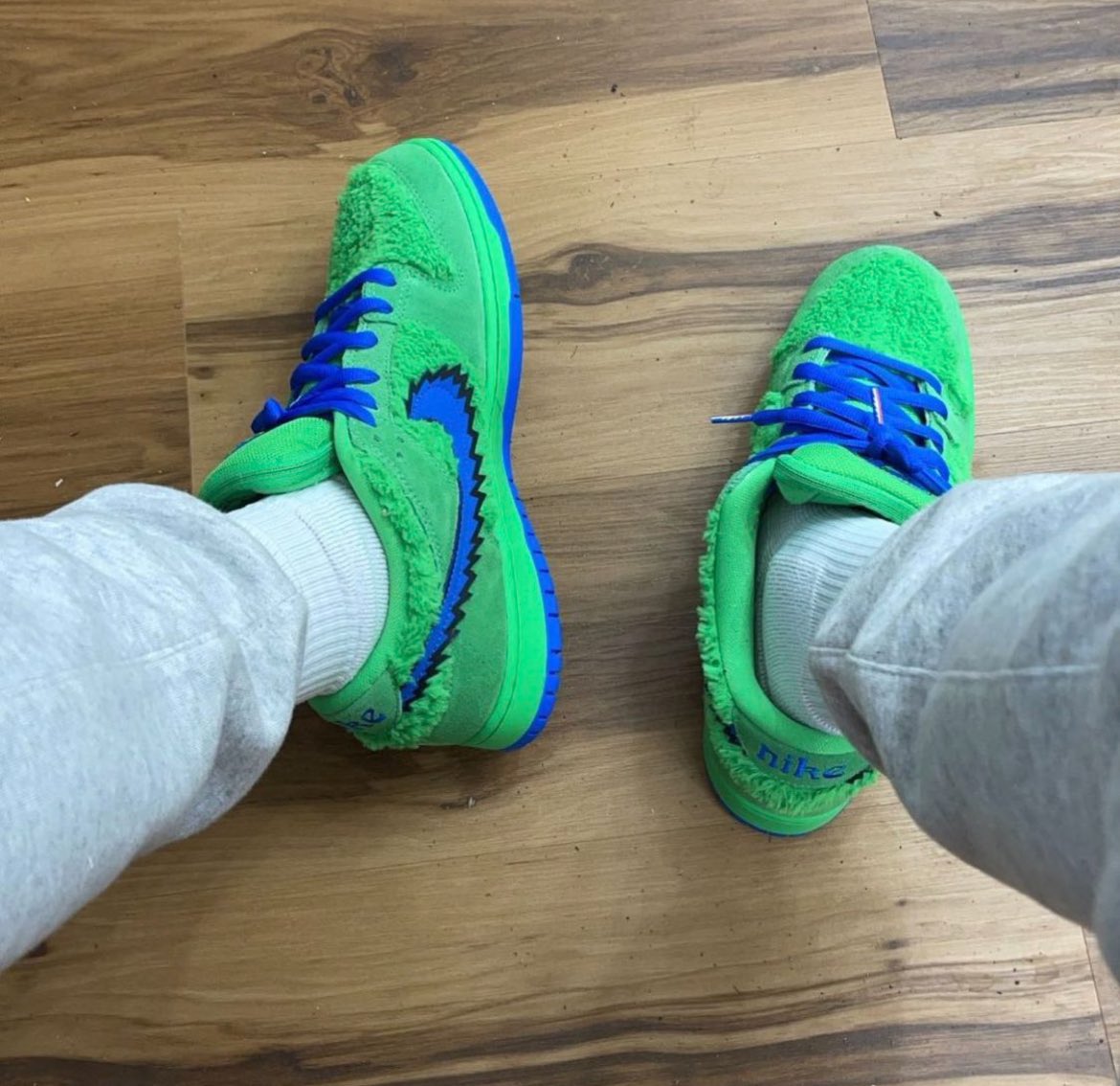 nike sb grateful dead on feet