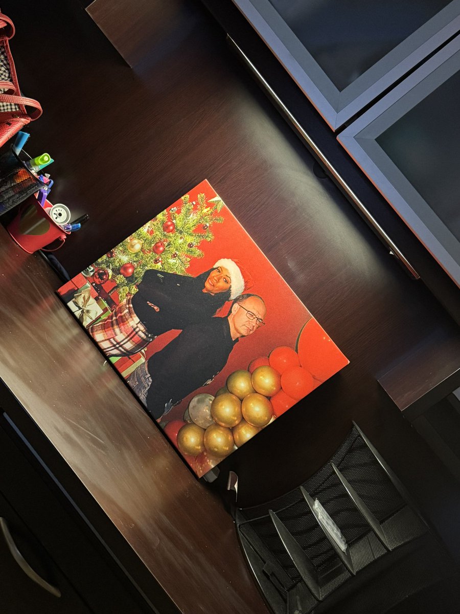 My favorite faculty member / doctor at my job got this for my office! 
It’s AMAZING! 😂

Bonnie x Clyde