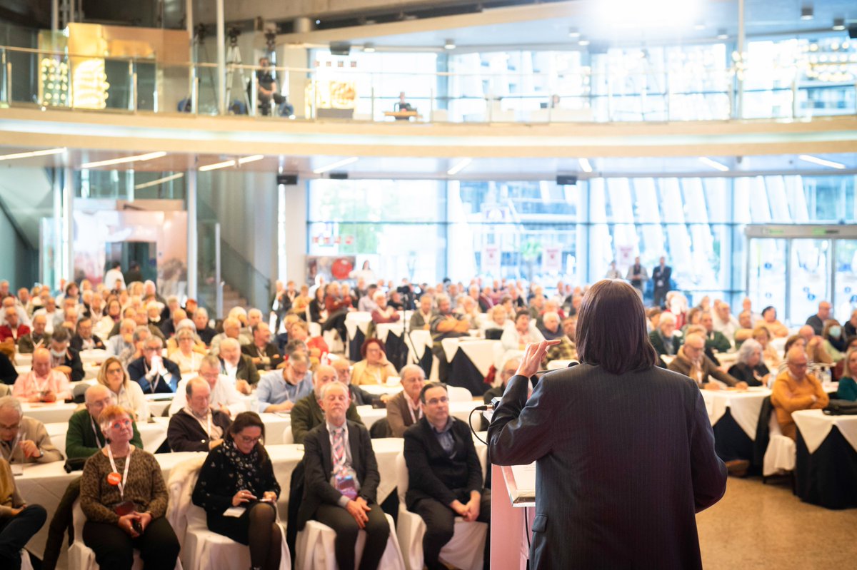 Este Gobierno va a garantizar que jubilados y pensionistas disfruten de una vejez digna y justa tras años de trabajo y esfuerzo. Porque son ellos y ellas quienes han contribuido a construir la mejor España.

Frente a la época de recortes y austeridad, apostamos y trabajamos por