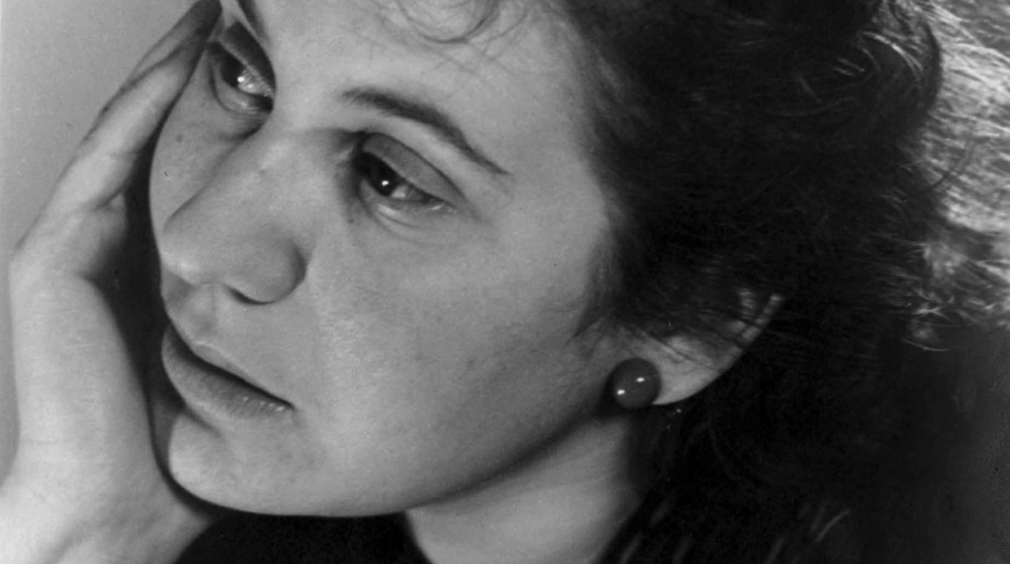 Rafael_Narbona's tweet photo. ETTY HILLESUM, MÍSTICA DE LA ALEGRÍA
Fragmento de mi libro Peregrinos del absoluto, Editorial  @taugenit 

Etty Hillesum, judía holandesa, nació un 15 de enero. Asesinada en Auschwitz el 30 de noviembre de 1943, Etty escribió un diario que se publicó 40 años después de su muerte. Escribir fue una manera de salvar una vida abortada a los veintinueve años. Abrumada por el «miedo existencial» y el desorden de un mundo en guerra, Etty nunca sucumbió a la desesperación, ni se desentendió del dolor de los otros. La última frase de su diario es particularmente hermosa y conmovedora: «quisiera ser una bálsamo derramado sobre tantas heridas».

Aunque no observa los preceptos de ninguna religión, no cesa de buscar a Dios. Paseando de noche por el campo entre siluetas de casas en penumbra, su corazón se estremece de dicha: «Experimenté con alegría cómo el mundo creado por Dios, a pesar de todo, es hermoso». Esa idea se repite una y otra vez en el Diario, incluso cuando trabaja como dactilógrafa en el Consejo Judío y visita el campo de concentración de Westerbork, sabiendo que tarde o temprano será una prisionera más, sin otra expectativa que ser deportada a Auschwitz. En septiembre de 1941, anota: «La vida merece ser vivida. Dios, todavía estás conmigo». En febrero de 1942, cuando la Gestapo le envía una notificación para que acuda a un interrogatorio, reflexiona: «La vida me parece tan bella y llena de posibilidades, a pesar de lo que ocurra». Tres meses después, cuando la situación de los judíos en los Países Bajos se deteriora día a día, exclama desafiante: «Me encuentro cara a cara con tu mundo, Dios, y no huyo de la realidad hacia bellos sueños –aunque creo que junto a las realidades más crueles también hay sitio para los sueños hermosos- y sigo alabando tu creación, Dios. ¡A pesar de todo!». 

Cuando llega junio y los agravios contra los judíos no han cesado de crecer, su alma –«esa palabra tan desprestigiada»- se expande con un gozo paradójico: «La vida me parece bonita y me siento libre. […] Creo en Dios y creo en la gente y me atrevo a decirlo sin ninguna vergüenza». Dios no es un concepto, sino una vivencia que le ha revelado el «pedacito de eternidad que lleva en su interior». El tiempo por el que discurren nuestras vidas no desemboca en la nada. Por eso, no hay que preocuparse demasiado por las fechas: «Aprecio esta vida, de verdad, en el año del Señor, aún del Señor, en el año de guerra no sé cuántos». La guerra no es una ilusión, sino una triste realidad, pero en ningún caso es la última palabra. Su obra de destrucción no será permanente. Las heridas serán sanadas y el cielo continuará proporcionado al hombre un hogar y una promesa de eternidad.

Saber que lleva el infinito en su interior, que un pedacito de eternidad ya ha fructificado en su alma, le permite perseverar en una insensata gratitud hacia el prodigio de existir: «Estoy dispuesta a todo, me iré a cualquier lugar del mundo adonde Dios me envíe y testificaré, en cada situación y hasta la muerte, que la vida es hermosa, que tiene sentido y que no es por culpa de Dios, sino nuestra, que todo haya llegado hasta este punto”.

Etty habla constantemente de Dios, pero no se adhiere a ningún credo. Cabe preguntar entonces, ¿qué es Dios para ella? ¿Un Ser Perfecto, Inmutable y Omnipotente? Todo indica que no. Dios no es algo solemne y lejano, sino un interlocutor con el que se puede mantener un diálogo loco e infantil. Dios nos lo da todo, pero –¡ay!- no lo puede todo. «Solo una cosa es para mí cada vez más evidente –escribe Hillesum la mañana del domingo 12 de julio de 1942-: que tú no puedes ayudarnos, que debemos ayudarte a ti y así nos ayudaremos a nosotros mismos». Nos preocupamos demasiado por nuestro cuerpo, sin comprender que hay algo mucho más valioso que preservar: «lo único que tiene importancia en estos tiempos, Dios, es salvar un fragmento de ti en nosotros». Lejos de caer en reproches, preguntando a Dios por qué no salva a los perseguidos de su horrible destino, recalca que lo esencial es «defender hasta el final el lugar que ocupa en nuestro interior». ¿Cómo es posible hacerlo, cómo podemos ayudar a Dios, al que todas las religiones describen como el Todopoderoso? «Utiliza y disfruta de cada minuto de este día, conviértelo en un día fructífero, en una sólida piedra, en un fundamento sobre el que se puedan apoyar los pobres y temerosos días que llegarán en un futuro». Un jazmín puede ser devastado por la lluvia, pero puede seguir creciendo en nuestro interior, tierno y desbordante. Debemos ofrecer a diario ese jazmín a Dios. Si nos encontramos en una celda y observamos cómo pasa una nube, debemos hacer acopio de fuerzas y llevarla al Señor.

La experiencia mística de Etty Hillesum es un acto de amor. Conocer a Dios, experimentar su existencia, salir del tiempo y vislumbrar la eternidad, comporta superar el miedo, librarse de la angustia que nos causa nuestra finitud e inmunizarse frente a las sacudidas de la historia. «Cuando uno ha comenzado a caminar de la mano de Dios, si entonces sigue caminando, la vida entera se convierte en un paseo único». Caminar de la mano de Dios es vivir en «la plenitud de la realidad que trae cada día». Etty Hillesum no se separa de esa plenitud ni cuando se convierte en una prisionera. Continúa escribiendo, aunque limitan su correspondencia a una carta cada quince días que deberá entregar abierta. El aliento poético persiste entre las alambradas. Ruth Klüger, superviviente de Auschwitz y Theresienstadt, adonde llega deportada con once años, descarta la fe –«una tabla de salvación podrida»-, pero escribe poemas, pues siente que la disciplina del verso ofrece una salvación real, un firme y sólido asidero. El pintor esloveno Anton Zoran Music, deportado a Dachau en 1944, dibuja clandestinamente durante su cautiverio. Utiliza tizas rudimentarias y tizas sobre cartón o papel de embalar para dibujar hileras de hombres ahorcados, estudios de cabezas agonizantes, perfiles imposibles, bocas deformadas, ojos hundidos, dedos con aspecto de ramas calcinadas, piernas delgadísimas, huesos a punto de rasgar la piel. El arte no es armonía, sino un eco que hace perdurable lo vivido. Etty Hillesum escribe, confesando que desearía vivir muchos años, pero si no es así, «otro lo hará, otro continuará viviendo mi vida desde donde terminó». Nada será en vano: «Si llegase a sobrevivir a esta etapa, surgiré como un ser más sabio y profundo. Mas si sucumbo, moriré como un ser más sabio y profundo».

El 7 de septiembre de 1943 Etty inicia su viaje hacia Auschwitz, acompañada por sus padres y su hermano Mischa. Desde el vagón de ganado que utilizan para trasladar a un contingente de casi mil reclusos, Etty escribe sus últimas líneas en una tarjeta postal, que consigue lanzar al exterior: «Me esperaréis, ¿verdad?». Etty murió el 30 de noviembre de 1943. Sus padres fueron enviados a la cámara de gas apenas llegaron a Auschwitz. Su hermano Mischa sobrevive hasta el 31 de marzo de 1944. Su hermano Jaap muere el 17 de abril de 1945, cuando regresaba a los Países Bajos. En el convoy que trasladó a la familia Hillesum viajaban 987 personas, de las cuales 170 eran niños. Solo hubo ocho supervivientes. Etty confió sus diarios a su amiga Maria Tuinzing, que los conservó sin ignorar su enorme valor. Necesitaron casi cuarenta años para salir a la luz. El Dios de Etty se parece al Dios de Rilke, particularmente al que aparece en El libro de las horas(1905). «¿Qué será de ti, Dios, cuando yo muera?», escribe Rilke. «¿Qué harás, Dios? Temo por ti». Etty conocía estos versos y, de hecho, escuchamos su eco cuando repite que Dios necesita nuestra ayuda, que está en pozo muy profundo dentro de nosotros y que a veces no podemos alcanzarlo porque la piedra y la arena lo han sepultado. Después de presentar su renuncia, Benedicto XVI concedió su primera audiencia general el 13 de febrero de 2013. Aprovechó la ocasión para sorprender al mundo, elogiando la figura de Etty Hillesum: «En su vida dispersa e inquieta, encuentra a Dios precisamente en medio de la gran tragedia del siglo XX, la Shoah. Esta joven frágil e insatisfecha, transfigurada por la fe, se convierte en una mujer llena de amor y de paz interior, capaz de afirmar: “Vivo constantemente en intimidad con Dios”».

Etty Hillesum pertenece a la historia de la mística por su cercanía con Dios, por su intensa vida interior que desborda el aquí y ahora, por su experiencia del tiempo como una totalidad viva e inacabable, por su comprensión de lo sobrenatural. Hillesum no esperaba milagros que alteren la marcha de la historia. Dios no es un mago. No podemos pedirle cuentas por Auschwitz. Dios será el que nos pida cuentas por los actos que han hecho posible esa abominación. Dios sufre, deviene, cambia, se transforma. Su poder no es absoluto e ilimitado. Etty lo comprendió, como solo puede entenderlo quien se ha adentrado en un viejo templo olvidado y ha descubierto la menesterosidad de las antiguas deidades. Su ascenso místico concluye con una lección admirable: amar a Dios exige compartir su fragilidad. Rezar no significa pedir, sino dar. No cabe esperar, si previamente no se ha sabido ofrendar alegría, pasión y fraternidad.

https://t.co/o240NAEV8O