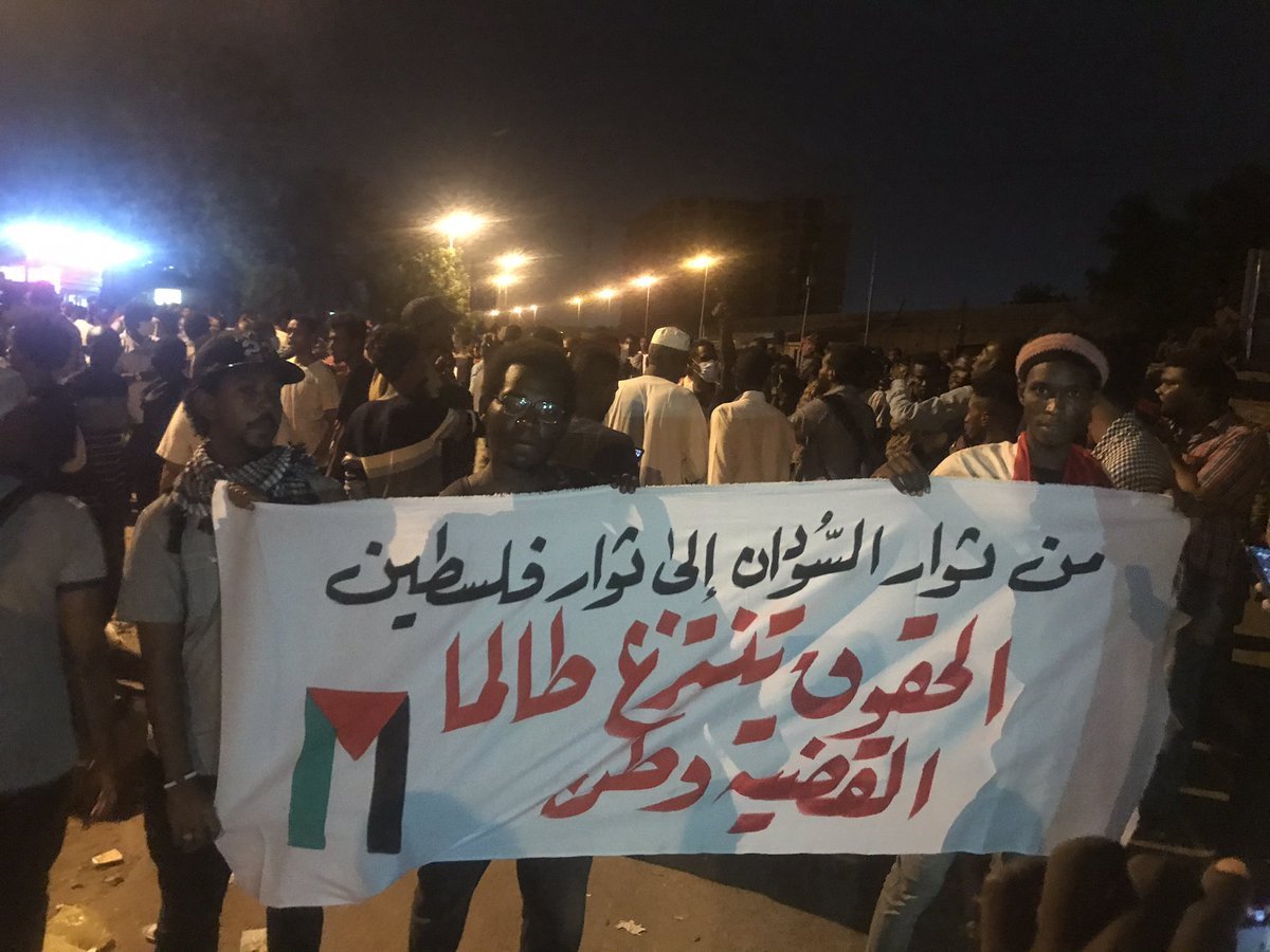 سوريا إنتصرت.. فلسطين تنتصر.. السودان سيتنصر

"الحقوق تنتزع طالما القضية وطن" 

🇸🇾🇸🇩🇵🇸✊🏽✊🏾✊🏻