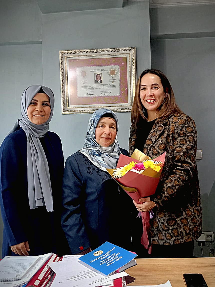 İl Başkanımız Fatma Dündar ve İl Sorumlumuz Saliha Güzel, son seçimlerde partimizin Kemalpaşa İlçe Belediye Başkan Adayı olan Av. Gamze Yıldız Özden'i ofisinde ziyaret etti.
<a href="/BeytiyeEkinci/">Nurgül Beytiye Ekinci</a> <a href="/fatmadundar35/">Fatma Dündar</a> 
<a href="/SaadetKadin/">Saadet Partisi Kadın Kolları</a>