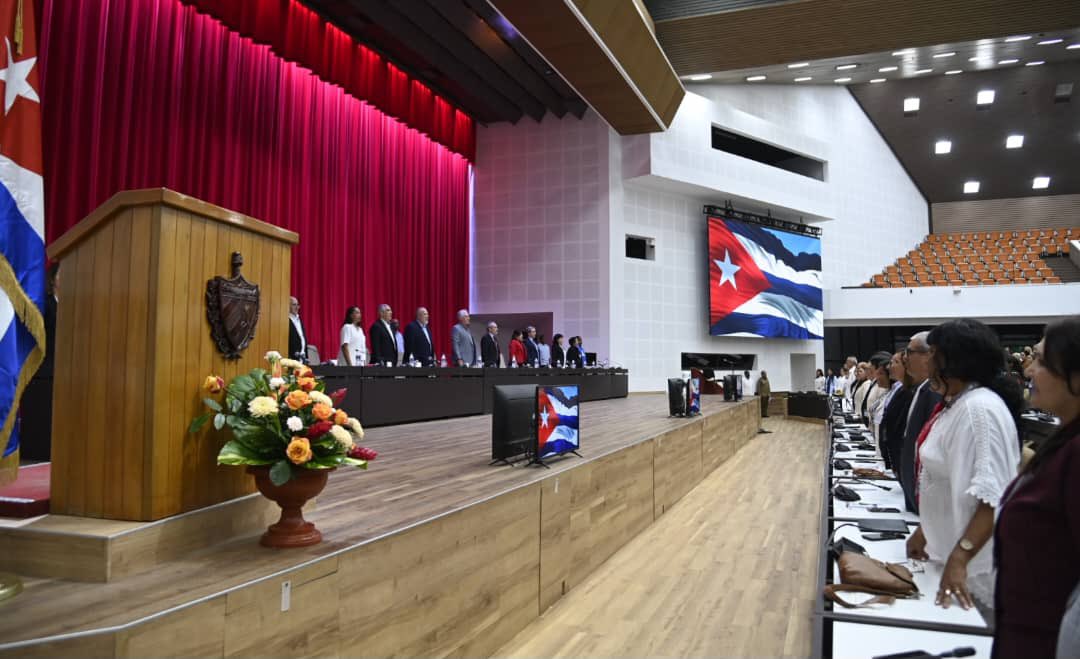 PresidenciaCuba's tweet photo. 🇨🇺| En Palacio de Convenciones tuvo lugar el acto por el Día de la Ciencia Cubana, encabezado por el Presidente @DiazCanelB.

El primer homenaje fue a Fidel, quien 65 años atrás en profético discurso estableció un nuevo paradigma del desarrollo de Cuba basado en el conocimiento. https://t.co/g9ATuGg8jQ