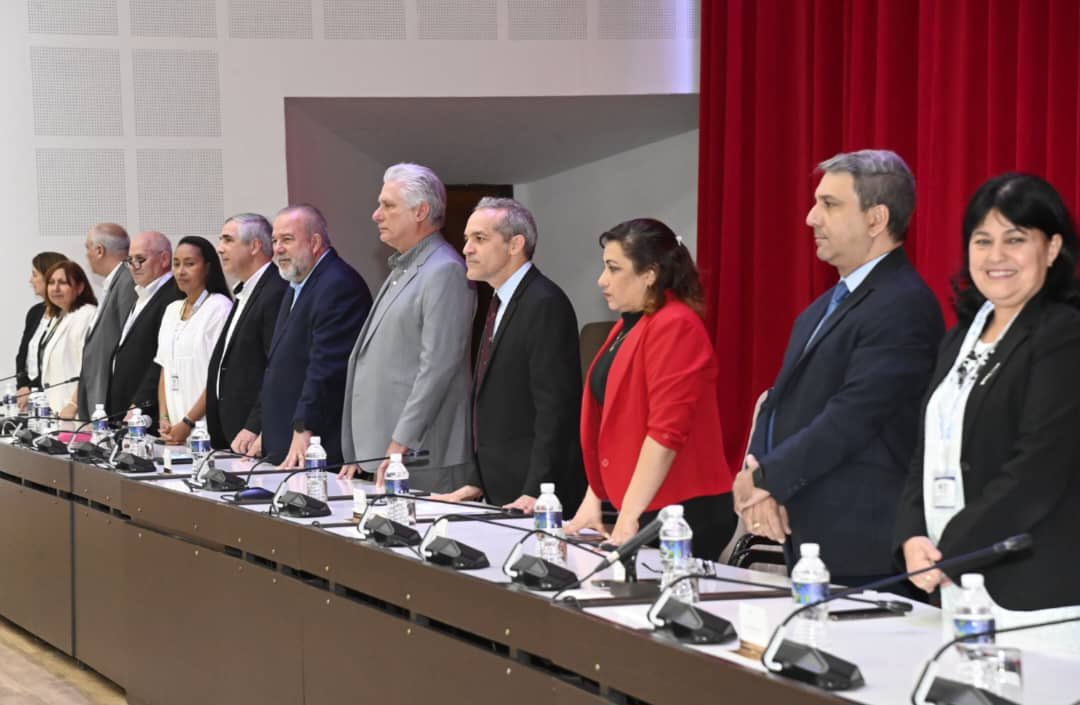 PresidenciaCuba's tweet photo. 🇨🇺| En Palacio de Convenciones tuvo lugar el acto por el Día de la Ciencia Cubana, encabezado por el Presidente @DiazCanelB.

El primer homenaje fue a Fidel, quien 65 años atrás en profético discurso estableció un nuevo paradigma del desarrollo de Cuba basado en el conocimiento. https://t.co/g9ATuGg8jQ