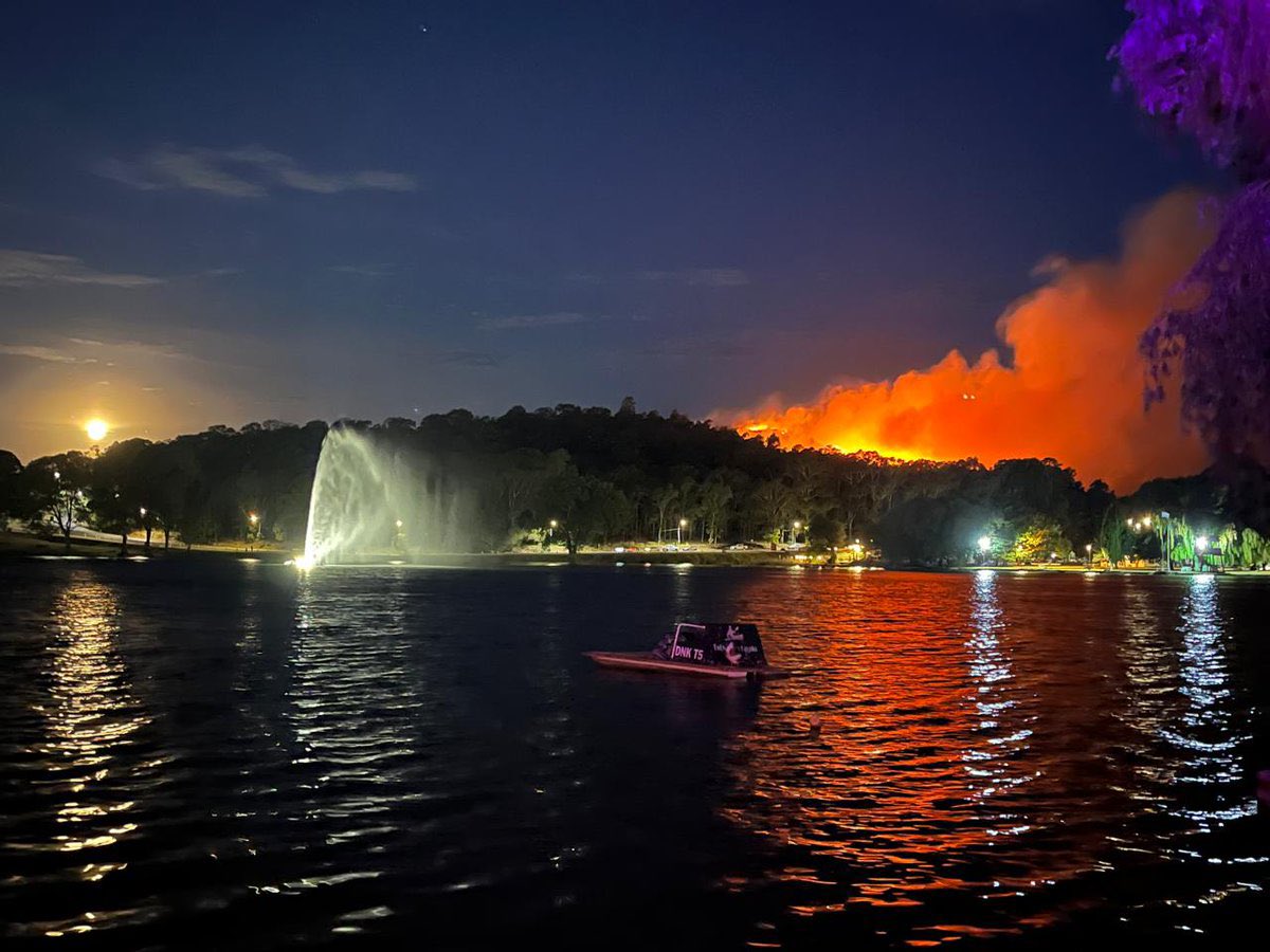 Editor_76's tweet photo. 🔥 Nahuel Huapi
🔥 Tandil
🔥 Epuyen

Tres lugares de la Argentina que no solo padecen el fuego que arrasa con todo, sino también la ausencia de un gobierno que decidió desfinanciar los parques nacionales y poner en riesgo la vida de miles de familias y de brigadistas que no tienen las herramientas necesarias para parar el fuego. Tampoco tienen contrato.
Cuando Milei habla de motosierra, no te olvides que estas son las consecuencias.