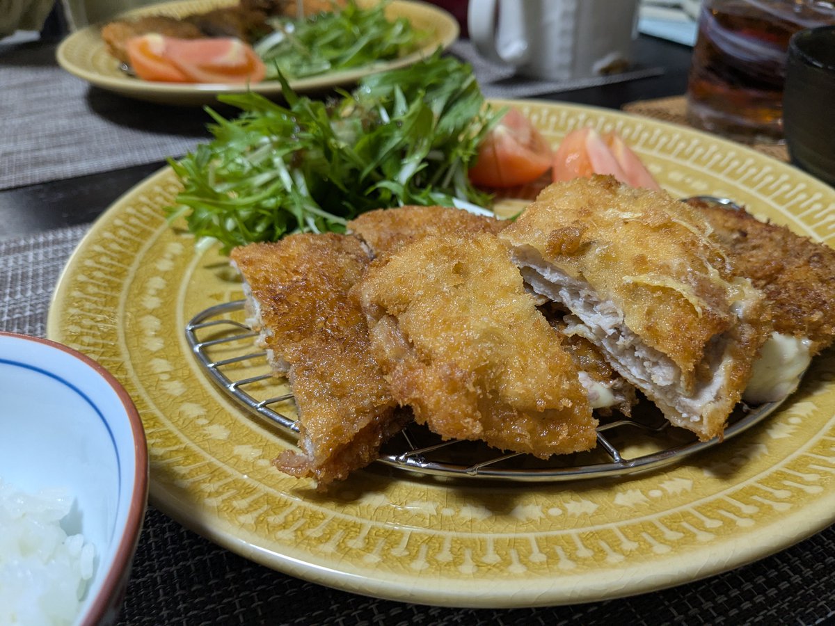 ka92Baron's tweet photo. 昨晩はチーズカツレツ、出汁を取ったあとに貯めてた昆布と鰹節を使って佃煮と簡単サラダを作りました。#料理好きな人と繋がりたい #おうちごはん𓎩𓌉𓇋 #おうちご飯 #Twitter家庭料理部 #夕飯 #ふたりごは #男子ごはん
#晩ごはん #X家庭料理部
#晩ご飯 https://t.co/AYMztpm86X