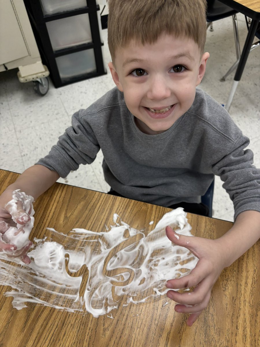 Today we practiced identifying digraphs by listening to the sound, telling what two letter work together to make the sound, then wrote it in the “snow.” Some students shared words that contained the given digraph! ❄️