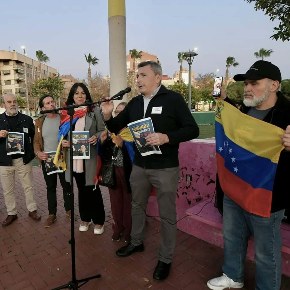 EscarletPinero's tweet photo. El #10Ene salimos una vez más en Murcia, para reivindicar que nuestro presidente legítimo y electo es @EdmundoGU y que en Venezuela, se dio un autogolpe de Estado el dictador, criminal y usurpador, Nícolás Maduro, proclamándose presidente de facto de la República de Venezuela. https://t.co/T4nvXDfOTC