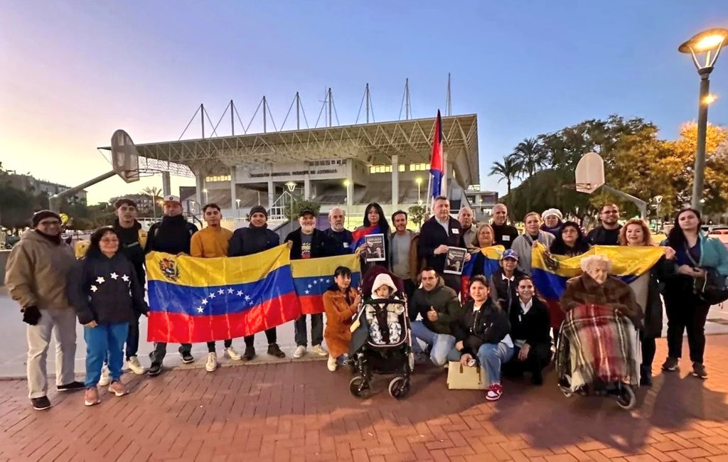 EscarletPinero's tweet photo. El #10Ene salimos una vez más en Murcia, para reivindicar que nuestro presidente legítimo y electo es @EdmundoGU y que en Venezuela, se dio un autogolpe de Estado el dictador, criminal y usurpador, Nícolás Maduro, proclamándose presidente de facto de la República de Venezuela. https://t.co/T4nvXDfOTC