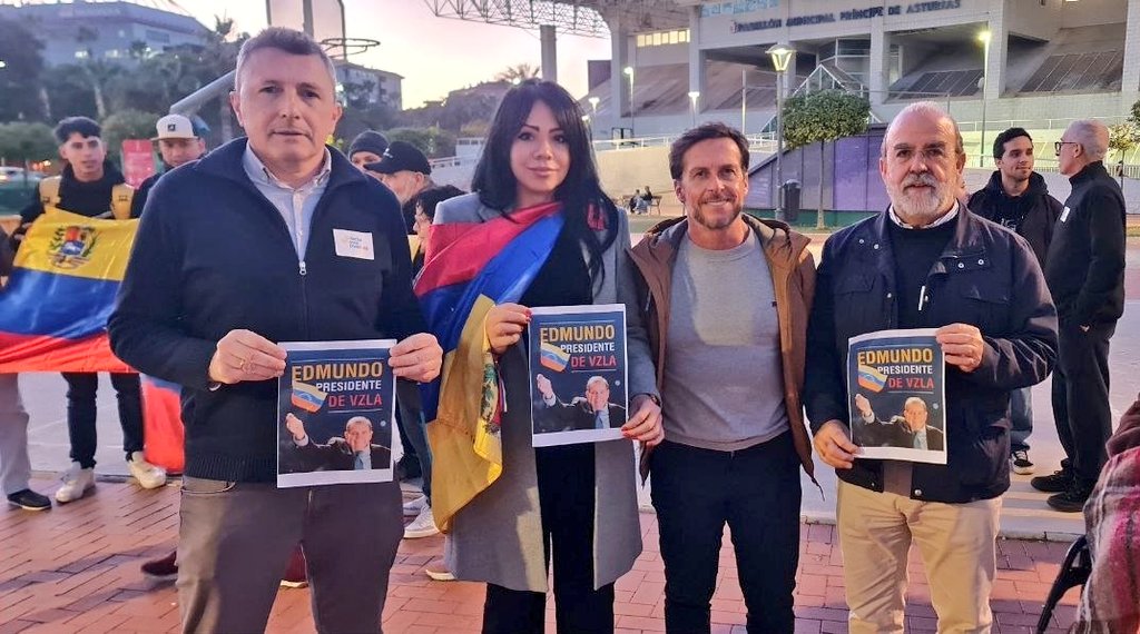 EscarletPinero's tweet photo. El #10Ene salimos una vez más en Murcia, para reivindicar que nuestro presidente legítimo y electo es @EdmundoGU y que en Venezuela, se dio un autogolpe de Estado el dictador, criminal y usurpador, Nícolás Maduro, proclamándose presidente de facto de la República de Venezuela. https://t.co/T4nvXDfOTC