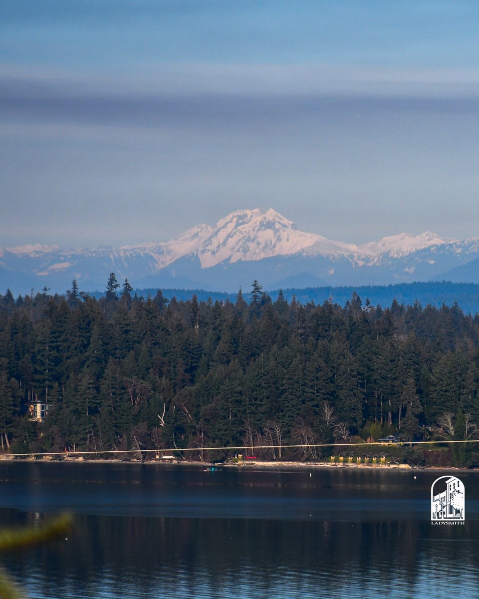 A clear winter day in #Ladysmith, and the mountains are out to play! ⛰️