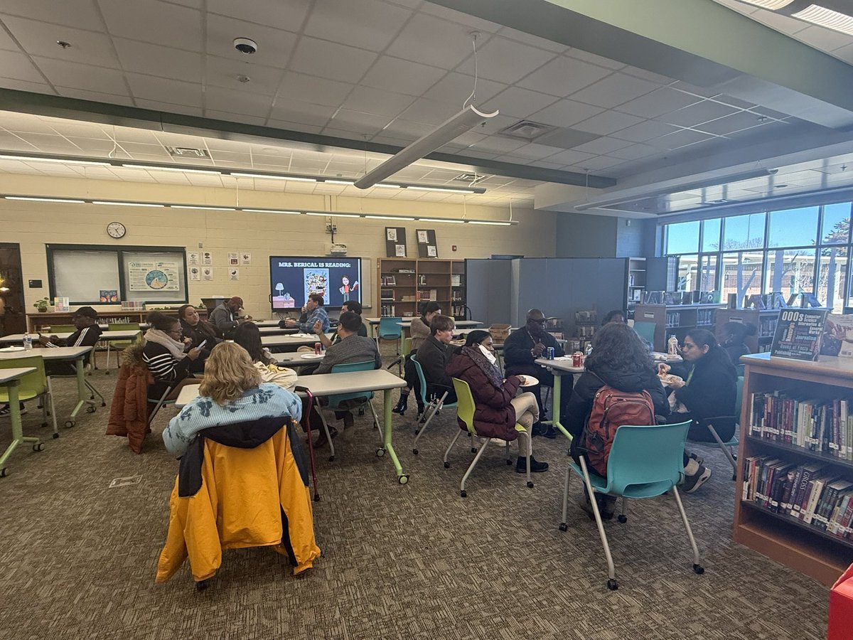 hhs_prncpl's tweet photo. Our Warrior teachers enjoyed pizza and fellowship right before parent teacher conferences! @HenricoHighSch 💚💛 https://t.co/GmsakC7MUw