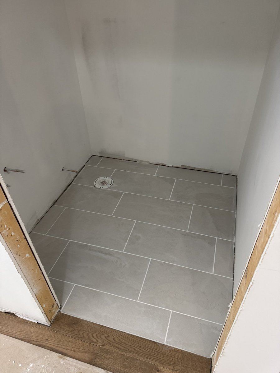 CoachELyonCHS's tweet photo. 3 Bathroom floors, and vertical 1’x2’ with His/Hers niche. Turned out great. https://t.co/Ff4p24qFFD