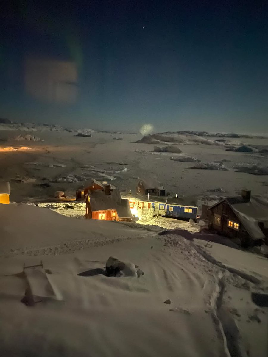 RamonLarramendi's tweet photo. La magia y la belleza de Groenlandia en Invierno. Aquí en el distrito de Upernavik en el Norte de Groenlandia. 
La banquisa infinita, los icebergs apresados desafiantes y unas pocas casas y luces como un oasis en medio del desierto helado. https://t.co/vVdAkQr6dl