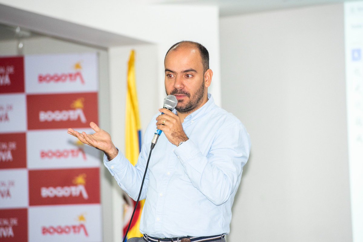 VictorHuertasP's tweet photo. Hoy es un día especial para nuestra #EngativáActiva. ¡82 emprendedores firmaron su compromiso con #ImpulsoLocal! 🚀 Como emprendedor, sé lo valioso que es tener respaldo para crecer, y este programa es justamente eso: una oportunidad para capacitarse y fortalecer sus negocios. https://t.co/dFNcWXc8vn