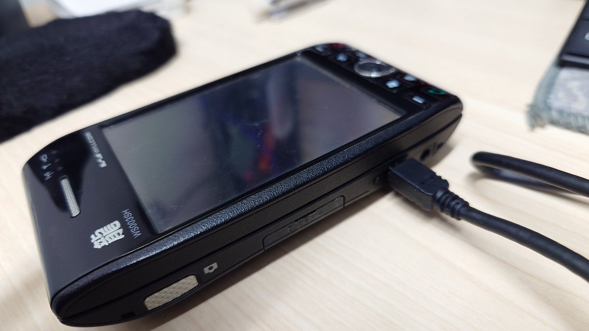 charlie_jp's tweet photo. もしかしてこっち(USB)からは充電できないのかぁ…
動確のためだけに丸型の変圧充電器買うか…ぐぬぬ
ついUSBで充電できると思ってしまうのは悪い癖だね
#WZERO3 https://t.co/XIDvlUUnly