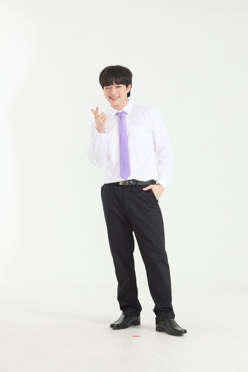 Hello_asian's tweet photo. ‘บาส หัสณัฐ’ กลับมารับซีรีส์ในรอบหลายปีปลื้มก���ะแส “FoureverYou เพราะรักนำทาง” สุดปัง!
#FOUREVERYOUProject #StudioWabiSabi #GMM25
#บาสเด็กอ้วนที่เเท้จริง
            ปังไม่หยุดแบบฉุดไม่อยู่กันแล้ว เรียกได้ว่าขึ้นเทรนด์อับดับ 1 บนแพลตฟอร์ม X (เอ็กซ์) กันทุกตอนที่ออกอากาศทั้งในประเทศไทยและต่างประเทศ สำหรับอีกหนึ่งผลงานดีๆ จากค่าย Studio Wabi Sabi ��ายใต้การควบคุมการผลิตของ “นิว-ศิวัจน์ สวัสดิ์มณีกุล” อย่างซีรีส์ “Fourever You เพราะรักนำทาง” โดยหนึ่งในนักแสดงนำ “บาส-หัสณัฐ พินิวัตร์” ผู้รับบท “นอร์ธ” ที่ห่างหายจากการเล่นซีรีส์ไปนานหลายปีถึงกับปลาบปลื้มและขอบคุณกับกระแสตอบรับที่ดีจากแฟนๆ จนล้นเป็นความสุขสุดๆ ไปเลย

ซึ่ง “บาส” เผยว่า “สำหรับ บาส เรื่องราวที่ผ่านมามันเหมือนการเดินทาง การมาเล่นซีรีส์เรื่อง���ี้ก็เหมือนการเดินทางครั้งใหม่ ซึ่งเอาจริงๆ ผมห่างหายจากการเล่นซีรีส์ไปนานเหมือนกันครับประมาณ 3-4 ปีได้ มีไปเล่นรับเชิญบ้างแต่ไม่เยอะ ที่ตัดสินใจรับเรื่องนี้เพราะคิดว่ามันโอเคที่สุดสำหรับเรา แล้วก็เรียกได้ว่าเป็นการตัดสินใจที่ดีมากๆ แล้วได้มาเจอเพื่อนๆ นักแสดงที่กลายเป็นมิตรภาพดีๆ แฮปปี้มากครับ สำหรับบท ‘นอร์ธ’ ด้วยคาแรกเตอร์นิสัยตัวละครค่อนข้างใกล้เคียงกับตัวเรา เป็นคนกวนๆ คอยสร้างสีสันสร้างความสุขให้เพื่อนก็จะมีบ้างที่ผมเอาตัวเองมาใส่ในตัวละคร มีเล่นอิมโพรไวส์นอกบทไปบ้าง ขายมุกไปตอนที่ถ่ายทำถ้าเห็นพี่ทีมกล้องพี่ทีมงานขำกับเราคนดูก็อาจจะชอบและสนุกไปกับเราด้วยเหมือนกัน แล้วก็ต้องขอบคุณทุกคนจริงๆ ที่ชื่นชอบผลงานชื่นชอบซีรีส์มากมายขนาดนี้ มันเกินฝันไปมากเลยครับ ซึ่งผมแล��เพื่อนๆ นักแสดงตั้งใจกันมากอยากให้ออกมาดีที่สุด รวมถึงพี่นิว ผู้กำกับฯ แล้วก็ทีมงานทุกคนด้วยครับ”

ติดตามชมซีรีส์ “FOUREVER YOU เพราะรักนำทาง” ได้ทุกวันพฤหัสบดีที่ เวลา 20.30 น. ทางช่อง GMM25 และดูย้อนหลังแบบ Uncut ได้ที่ WeTV เวลา 21.30 น. และแฟนๆ สามารถติดตามความเคลื่อนไหวต่างๆ ได้ทาง Facebook : StudiowabisabiTH | Youtube : StudioWabiSabi | IG : studiowabisabith | X : wabisabith