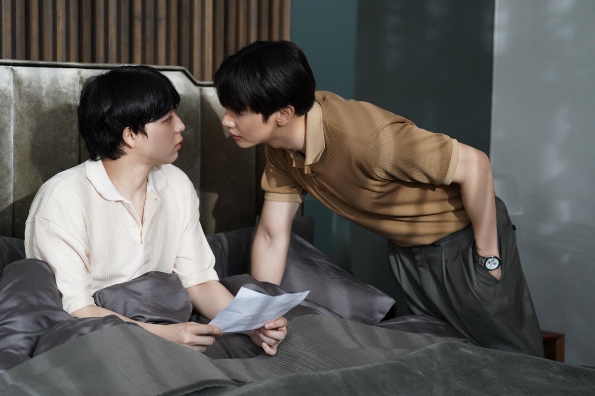 Hello_asian's tweet photo. ‘บาส หัสณัฐ’ กลับมารับซีรีส์ในรอบหลายปีปลื้มก���ะแส “FoureverYou เพราะรักนำทาง” สุดปัง!
#FOUREVERYOUProject #StudioWabiSabi #GMM25
#บาสเด็กอ้วนที่เเท้จริง
            ปังไม่หยุดแบบฉุดไม่อยู่กันแล้ว เรียกได้ว่าขึ้นเทรนด์อับดับ 1 บนแพลตฟอร์ม X (เอ็กซ์) กันทุกตอนที่ออกอากาศทั้งในประเทศไทยและต่างประเทศ สำหรับอีกหนึ่งผลงานดีๆ จากค่าย Studio Wabi Sabi ��ายใต้การควบคุมการผลิตของ “นิว-ศิวัจน์ สวัสดิ์มณีกุล” อย่างซีรีส์ “Fourever You เพราะรักนำทาง” โดยหนึ่งในนักแสดงนำ “บาส-หัสณัฐ พินิวัตร์” ผู้รับบท “นอร์ธ” ที่ห่างหายจากการเล่นซีรีส์ไปนานหลายปีถึงกับปลาบปลื้มและขอบคุณกับกระแสตอบรับที่ดีจากแฟนๆ จนล้นเป็นความสุขสุดๆ ไปเลย

ซึ่ง “บาส” เผยว่า “สำหรับ บาส เรื่องราวที่ผ่านมามันเหมือนการเดินทาง การมาเล่นซีรีส์เรื่อง���ี้ก็เหมือนการเดินทางครั้งใหม่ ซึ่งเอาจริงๆ ผมห่างหายจากการเล่นซีรีส์ไปนานเหมือนกันครับประมาณ 3-4 ปีได้ มีไปเล่นรับเชิญบ้างแต่ไม่เยอะ ที่ตัดสินใจรับเรื่องนี้เพราะคิดว่ามันโอเคที่สุดสำหรับเรา แล้วก็เรียกได้ว่าเป็นการตัดสินใจที่ดีมากๆ แล้วได้มาเจอเพื่อนๆ นักแสดงที่กลายเป็นมิตรภาพดีๆ แฮปปี้มากครับ สำหรับบท ‘นอร์ธ’ ด้วยคาแรกเตอร์นิสัยตัวละครค่อนข้างใกล้เคียงกับตัวเรา เป็นคนกวนๆ คอยสร้างสีสันสร้างความสุขให้เพื่อนก็จะมีบ้างที่ผมเอาตัวเองมาใส่ในตัวละคร มีเล่นอิมโพรไวส์นอกบทไปบ้าง ขายมุกไปตอนที่ถ่ายทำถ้าเห็นพี่ทีมกล้องพี่ทีมงานขำกับเราคนดูก็อาจจะชอบและสนุกไปกับเราด้วยเหมือนกัน แล้วก็ต้องขอบคุณทุกคนจริงๆ ที่ชื่นชอบผลงานชื่นชอบซีรีส์มากมายขนาดนี้ มันเกินฝันไปมากเลยครับ ซึ่งผมแล��เพื่อนๆ นักแสดงตั้งใจกันมากอยากให้ออกมาดีที่สุด รวมถึงพี่นิว ผู้กำกับฯ แล้วก็ทีมงานทุกคนด้วยครับ”

ติดตามชมซีรีส์ “FOUREVER YOU เพราะรักนำทาง” ได้ทุกวันพฤหัสบดีที่ เวลา 20.30 น. ทางช่อง GMM25 และดูย้อนหลังแบบ Uncut ได้ที่ WeTV เวลา 21.30 น. และแฟนๆ สามารถติดตามความเคลื่อนไหวต่างๆ ได้ทาง Facebook : StudiowabisabiTH | Youtube : StudioWabiSabi | IG : studiowabisabith | X : wabisabith