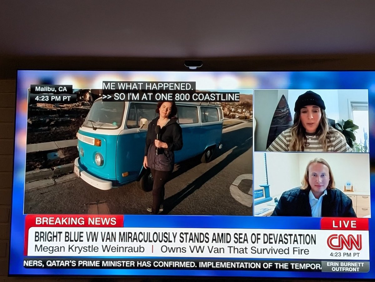 LilaF1987's tweet image. @ErinBurnett That&apos;s the Libyans&apos; van from Back to the Future you&apos;re in front of. It&apos;s historic. #ErinBurnett #CNNOutFront #CNN