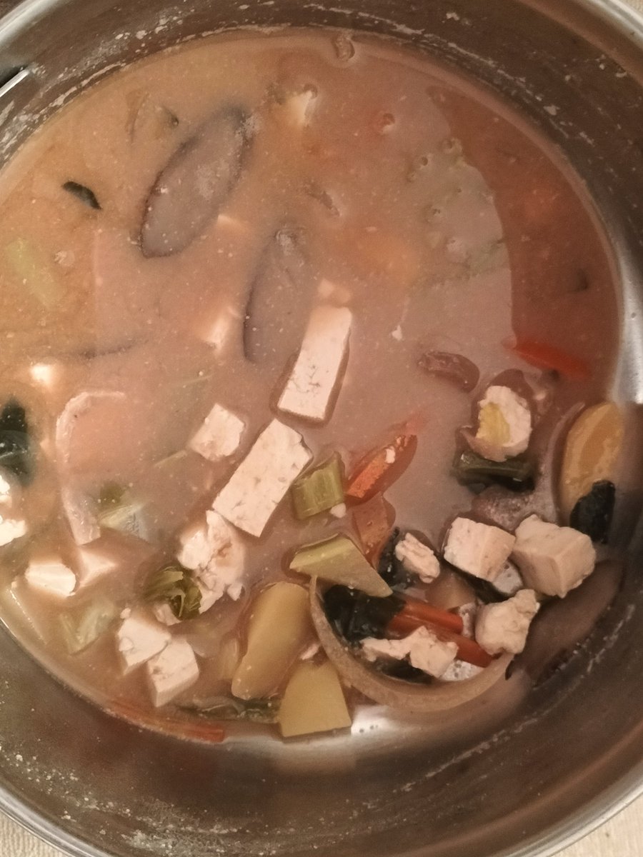 narasi17's tweet photo. 今日は通院、昨日の夜作った味噌汁の残りを食ってる途中で撮影 https://t.co/zUMXCaYMKJ