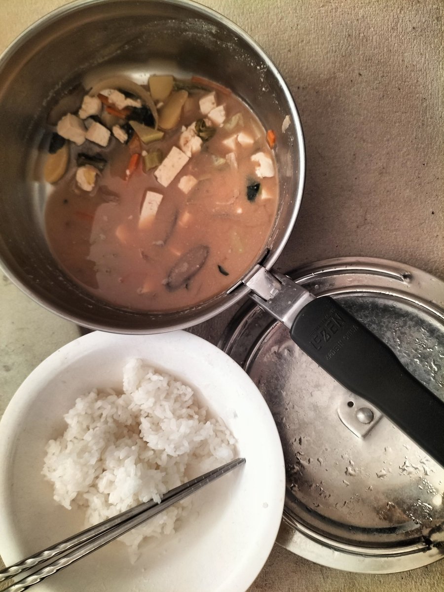 narasi17's tweet photo. 今日は通院、昨日の夜作った味噌汁の残りを食ってる途中で撮影 https://t.co/zUMXCaYMKJ