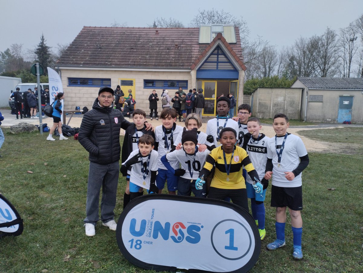 UnssCher's tweet photo. @dsden18 @departement_18 Départementaux de football à 8 aujourd'hui à Bourges. Victoire du collège Littré en benjamins garçons et en collège établissement. Le collège de la Guerche remporte la compétition féminine. Merci à Matteo Makhabe  du Bourges FC pour sa présence. #unss https://t.co/8M90uXaSVa