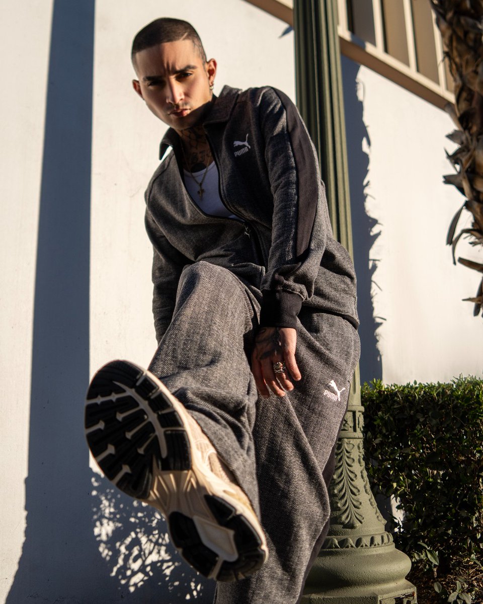 Karmaloop's tweet photo. Laid back, zipped up, let the fit do the talking. 🔥 

Shop Puma on the Karmaloop App 📲

#Puma #TrackSuit #PumaFit #StreetwearEssentials #PumaStyle #CasualFit #Athleisure #UrbanStyle #KarmaloopApp #SportyLook #ComfortWear https://t.co/dpa2FuI2Jp