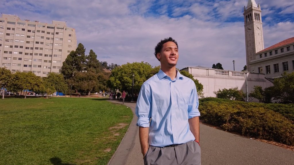 Across 18 Partner Schools throughout the SF Bay Area and Silicon Valley, Bay Scholars stands as a beacon of opportunity for promising young people whose families could otherwise not afford access to a transformative college prep education. Make a donation today (link in bio). 💙