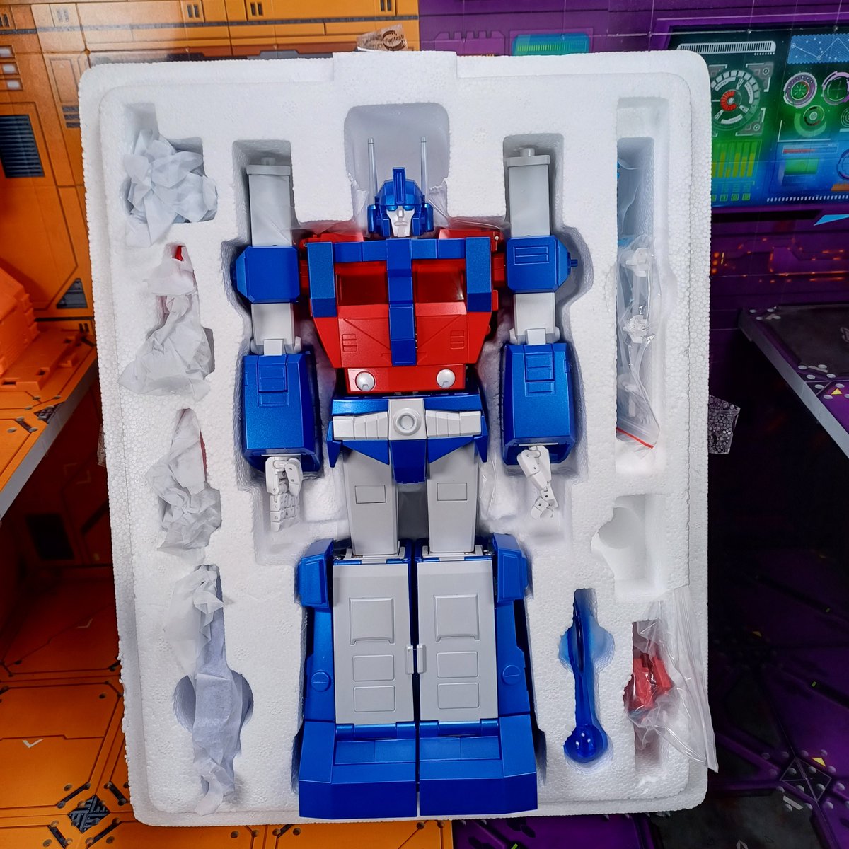 Kureigu8's tweet image. 1/3 Had a quick look at Margh. No waist articulation is a bit crap and the ankle pivot is a tad loose. 
#Transformers #FantasticModel  #FansToys #Margh #UltraMagnus