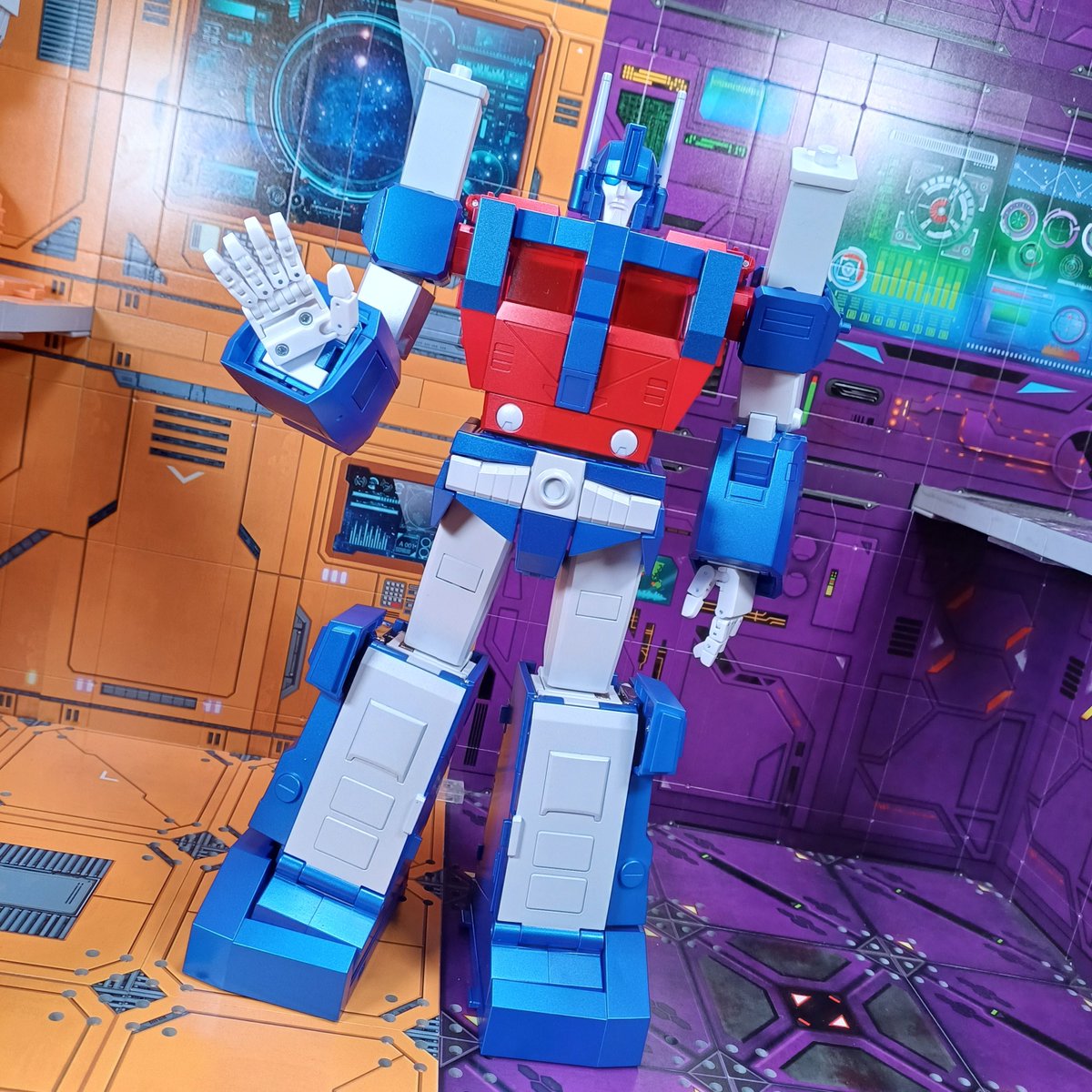 Kureigu8's tweet image. 1/3 Had a quick look at Margh. No waist articulation is a bit crap and the ankle pivot is a tad loose. 
#Transformers #FantasticModel  #FansToys #Margh #UltraMagnus