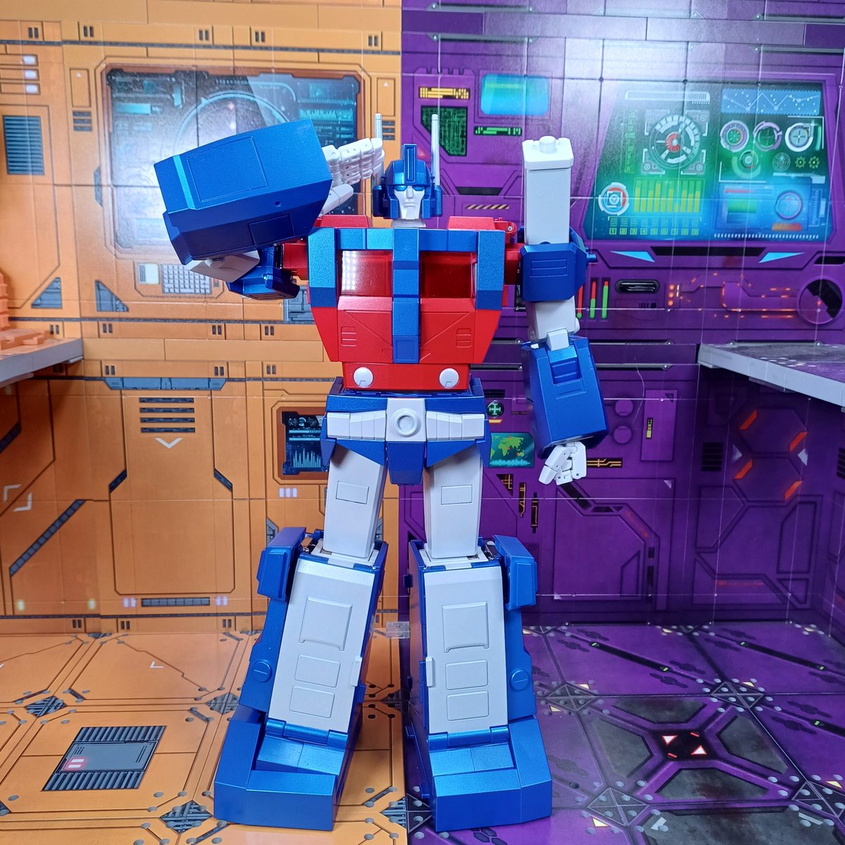 Kureigu8's tweet image. 1/3 Had a quick look at Margh. No waist articulation is a bit crap and the ankle pivot is a tad loose. 
#Transformers #FantasticModel  #FansToys #Margh #UltraMagnus