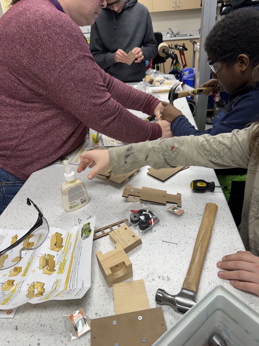 FRO_Bison's tweet photo. Science in action at Frontenac! https://t.co/ACxJU9N7UC