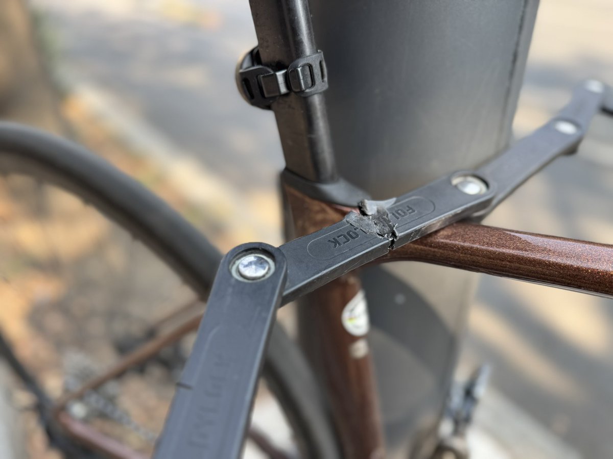 BiciManager's tweet photo. Hoy intentaron robarse mi bici. 

El candado resistió; así lo encontré. Recomiendo mil ✨ https://t.co/G3SLIw4Dso