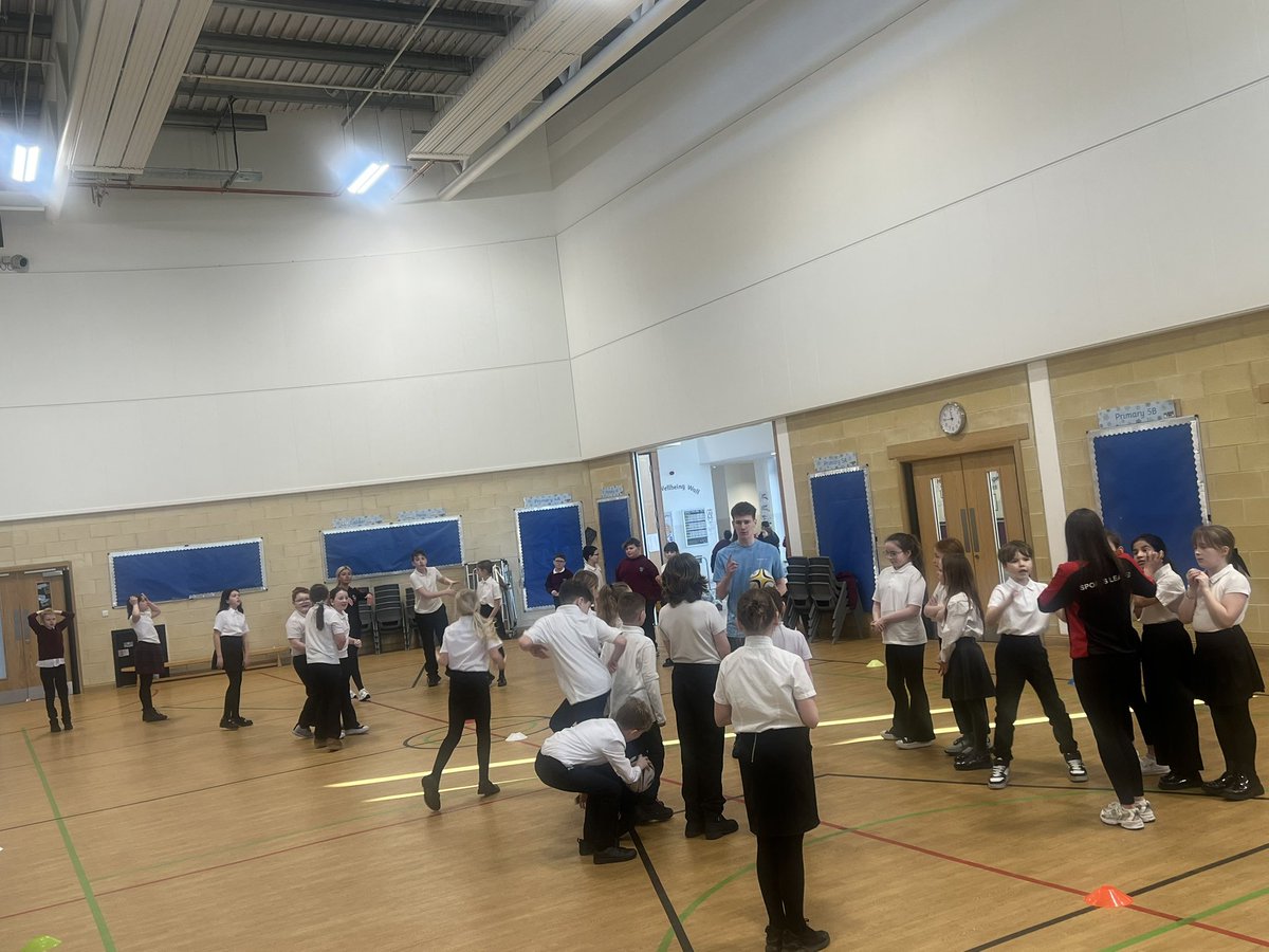 P6a enjoyed a Rugby session with Sports Leaders from <a href="/CaldervaleHigh/">Caldervale High</a> 🏉