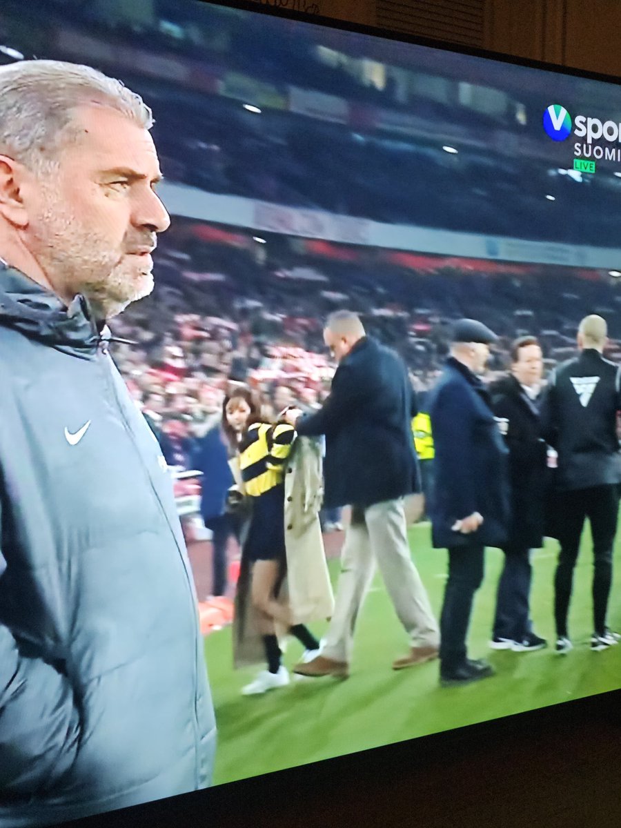 LISA SPOTTED 😁😁

COIN TOSS BY LISA
#LISAxGuinness 
#LISAxPremierLeague