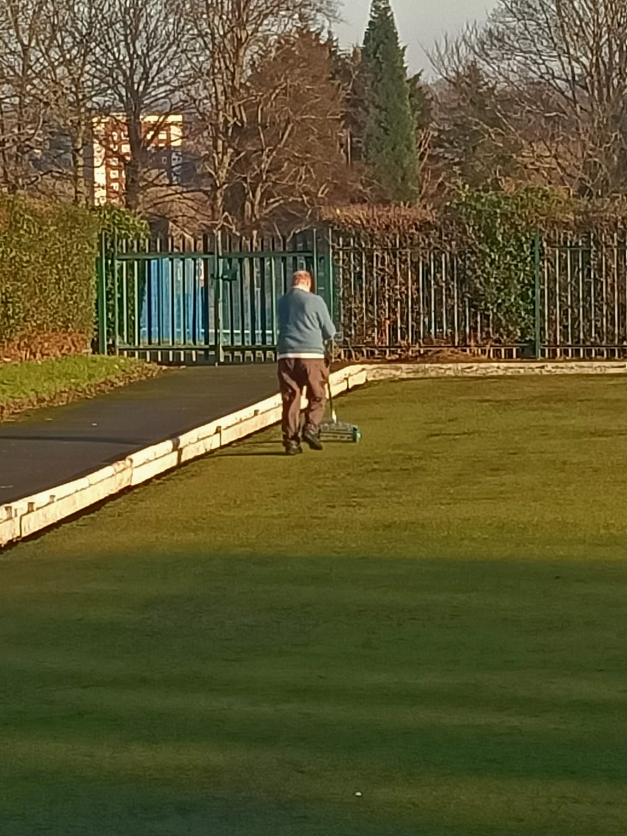 Here is Peter, 70 years young. Spiking the green to help with drainage after all that snow. Not an expensive piece of kit and took him just 40 minutes 💪💪💪
Let's get back to doing what we love, bowling 💚
#saveourcrowngreensleeds